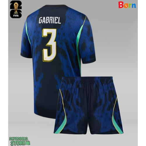 Brasilien Gabriel Magalhaes #3 Replika Babytøj Udebanesæt Børn VM 2026 Kortærmet (+ Korte bukser)